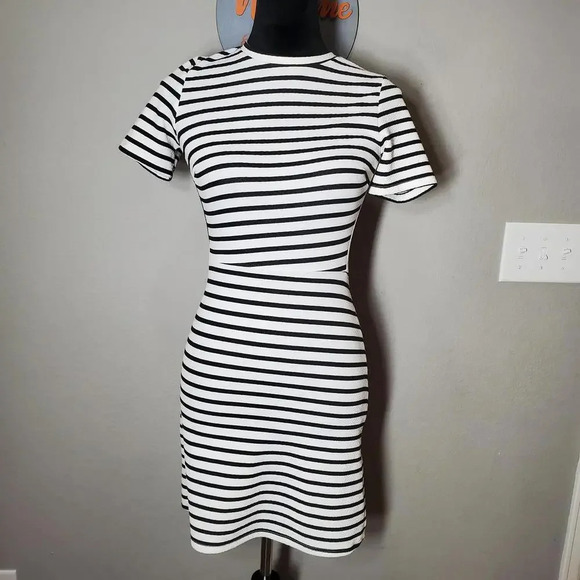 Soprano Stretchy Striped Fit & Flare Short Sleeve Dress Size XS White Black NWOT - Picture 4 of 16
